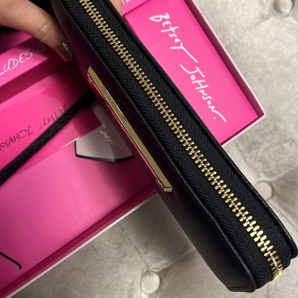 Betsey Johnson gift set, black wallet wristlet, and black gloves with fur, new - Picture 4 of 10